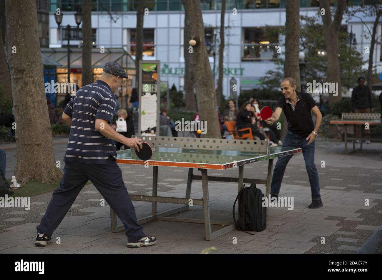 Les hommes aiment jouer au ping-pong dans Bryant Park, dans le centre de Manhattan. Banque D'Images