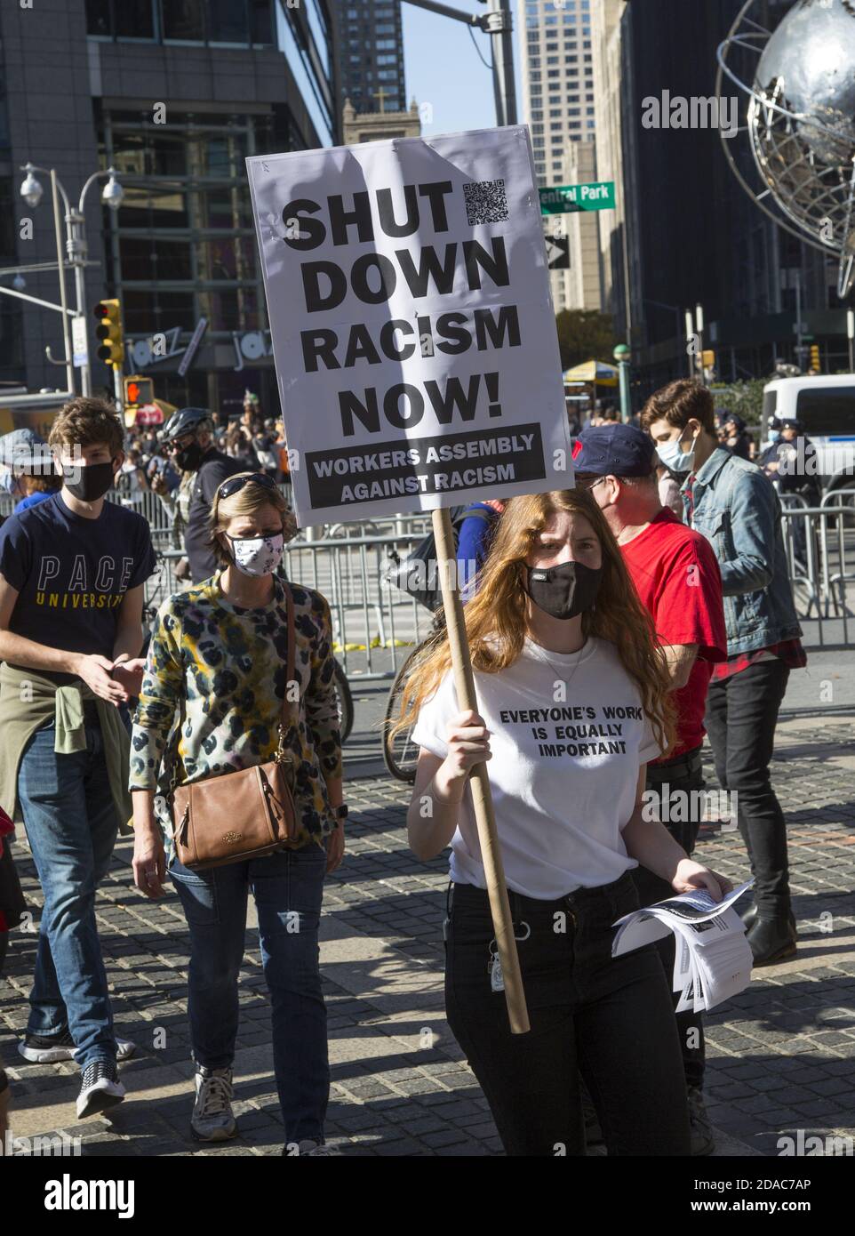 Black Lives Matter Group lors d'un rassemblement de l'Assemblée des travailleurs contre le racisme au Columbus Circle, le jour où Joe Biden a remporté la présidence, à Manhattan, New York. Banque D'Images