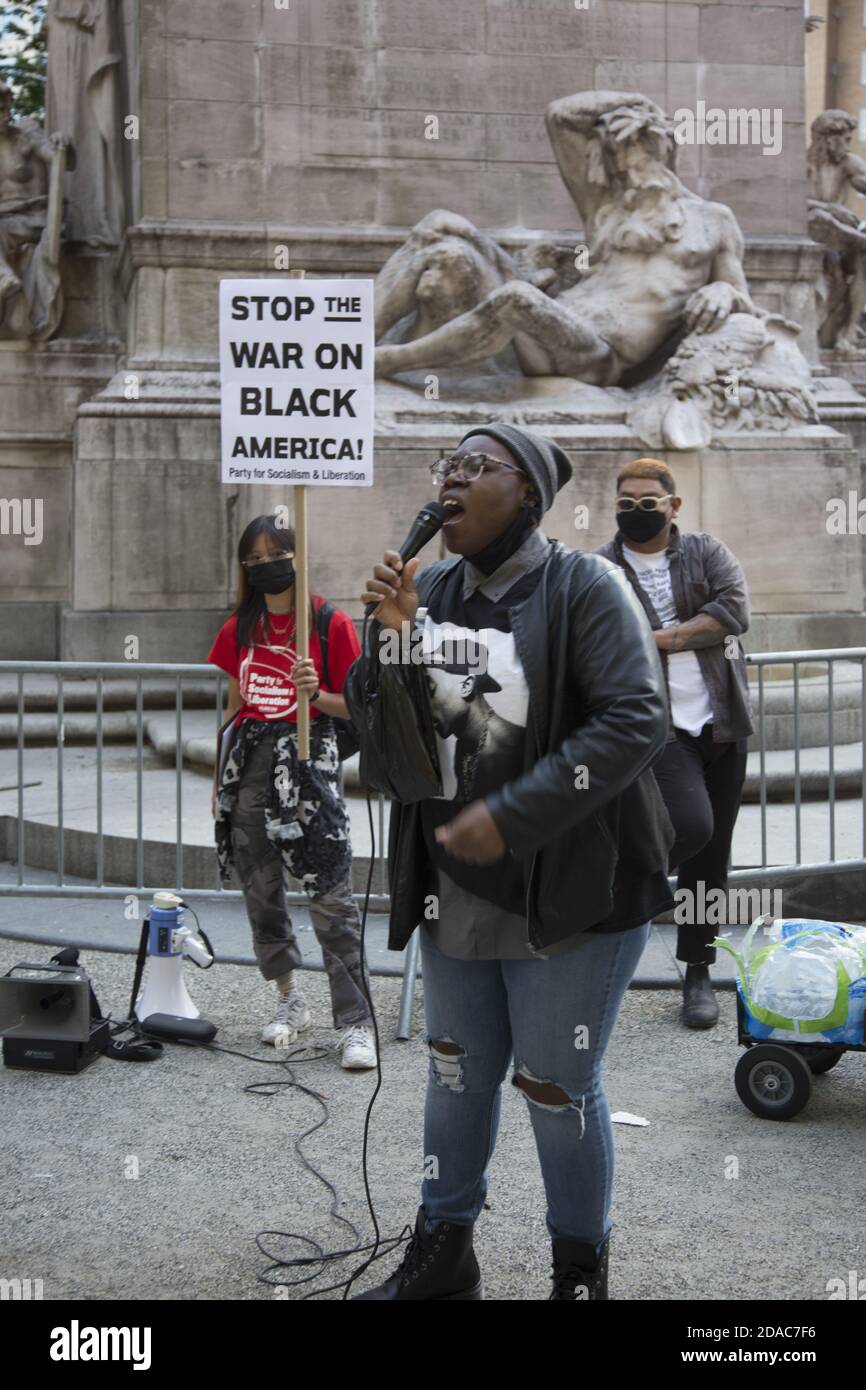 Black Lives Matter Group lors d'un rassemblement de l'Assemblée des travailleurs contre le racisme au Columbus Circle, le jour où Joe Biden a remporté la présidence, à Manhattan, New York. Banque D'Images