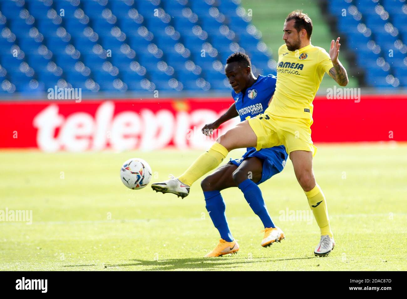 Paco Alcacer de Villarreal et Dakonam Ortega Djene de Getafe En action pendant le championnat d'Espagne la Liga football match Entre Getafe CF et P. Banque D'Images