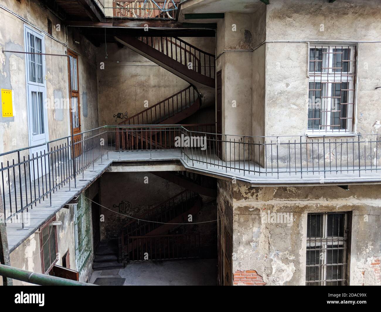 Cour d'un ancien immeuble d'avant-guerre avec plâtre tombant Banque D'Images