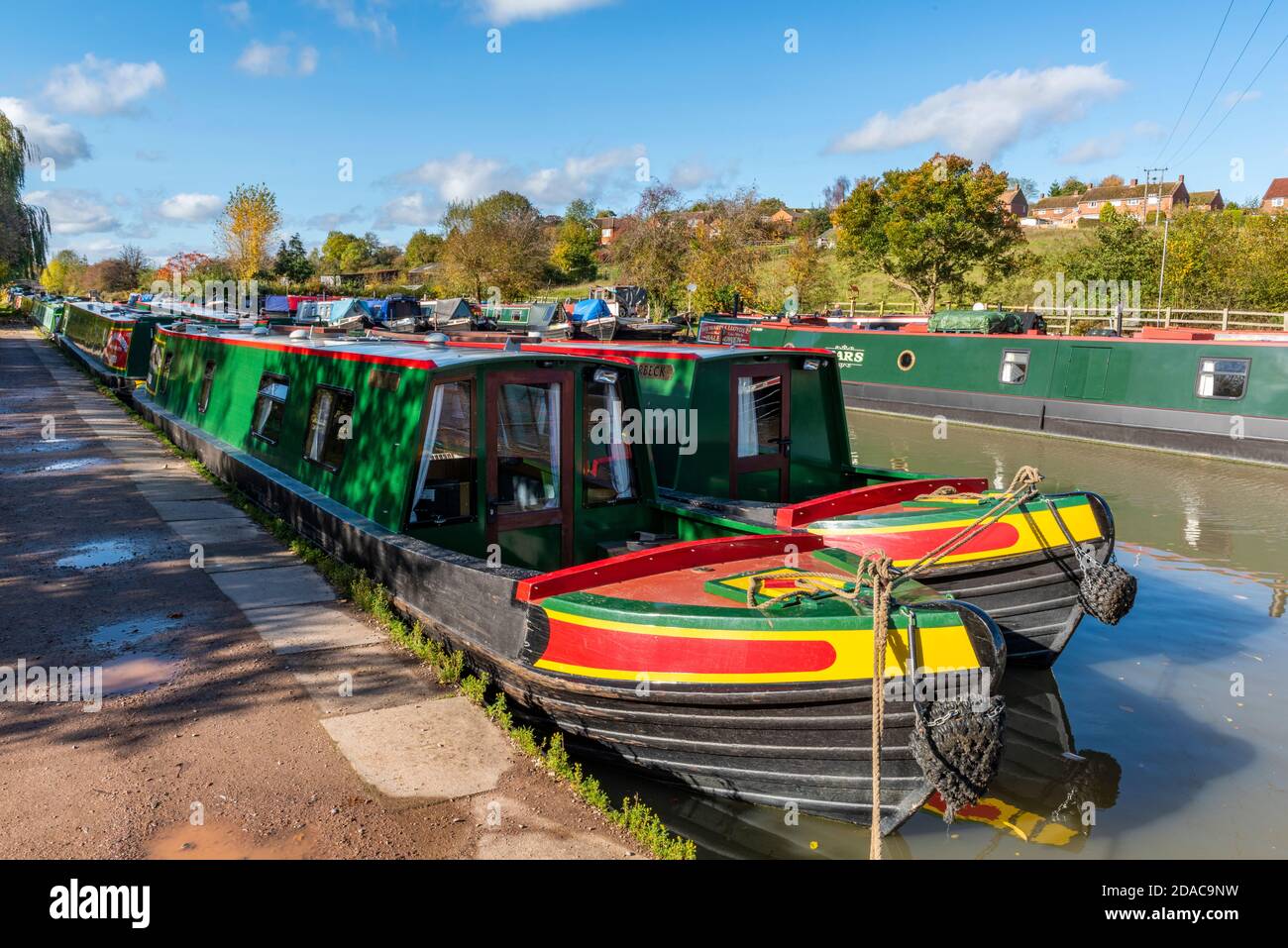 bateaux étroits à louer ou à louer sur le canal de la grande union à braunston, northamptonshire, royaume-uni Banque D'Images