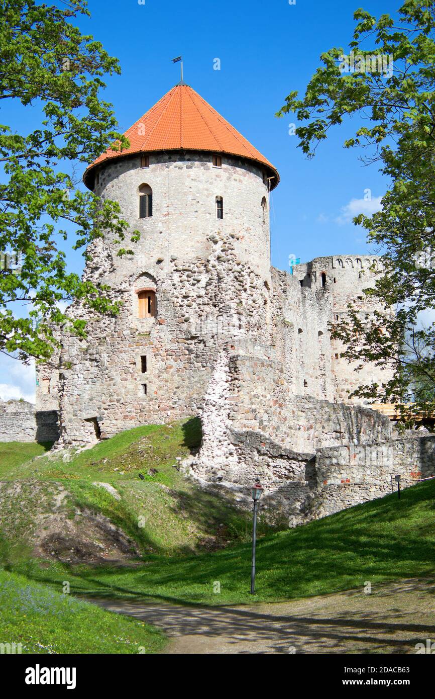 Vue sur la tour médiévale du château Livonien dans la plus ancienne ville lettone Thèse au printemps Banque D'Images