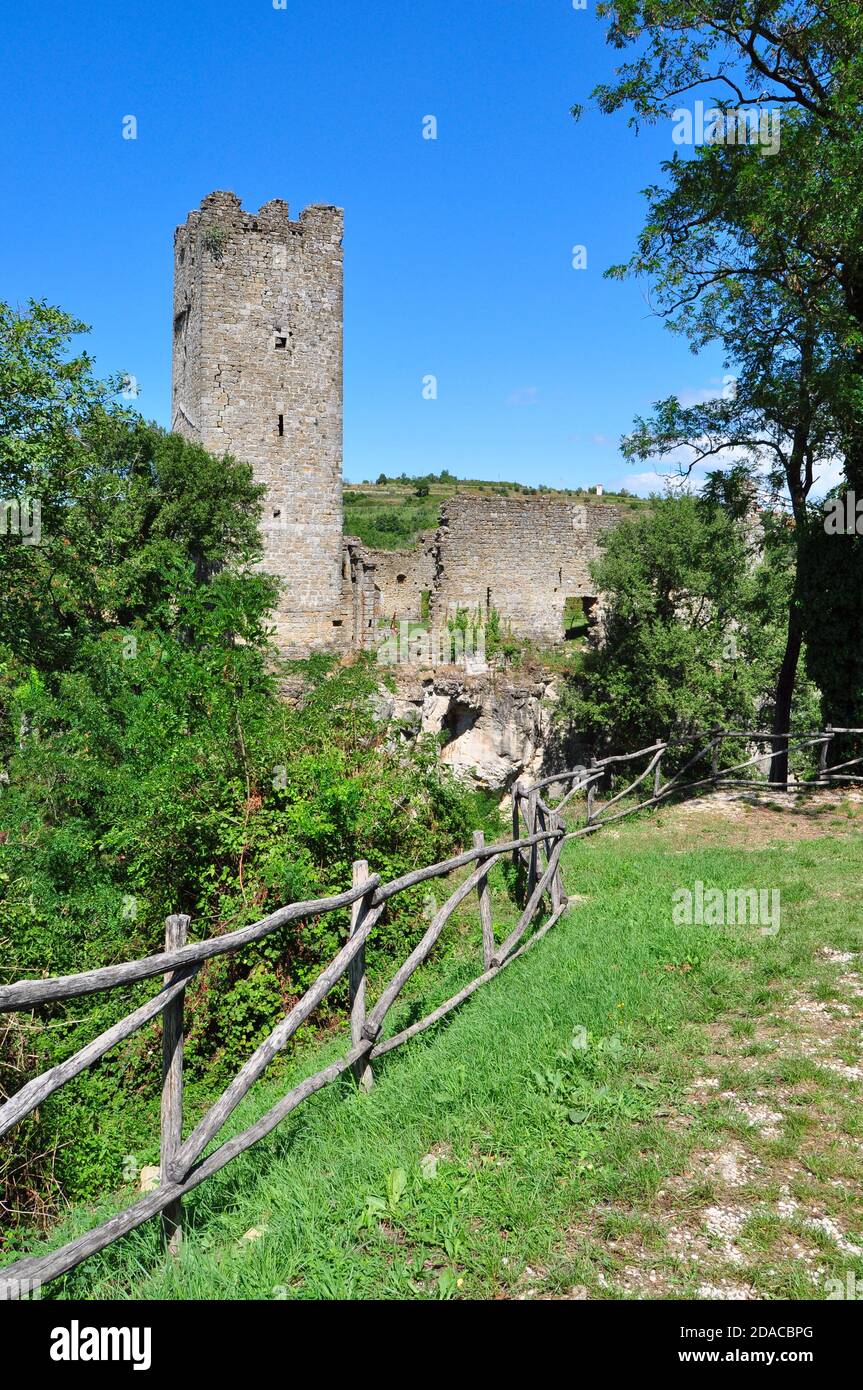 Château de Momjan également connu sous le nom de Château de Rota (Château de Momiano) ancien château médiéval en ruines dans la ville de Momiano, Istrie, Croatie Banque D'Images Château de Momjan également connu sous le nom de Château de Rota (Château de Momiano) ancien château médiéval en ruines dans la ville de Momiano, Istrie, Croatie Banque D'Images