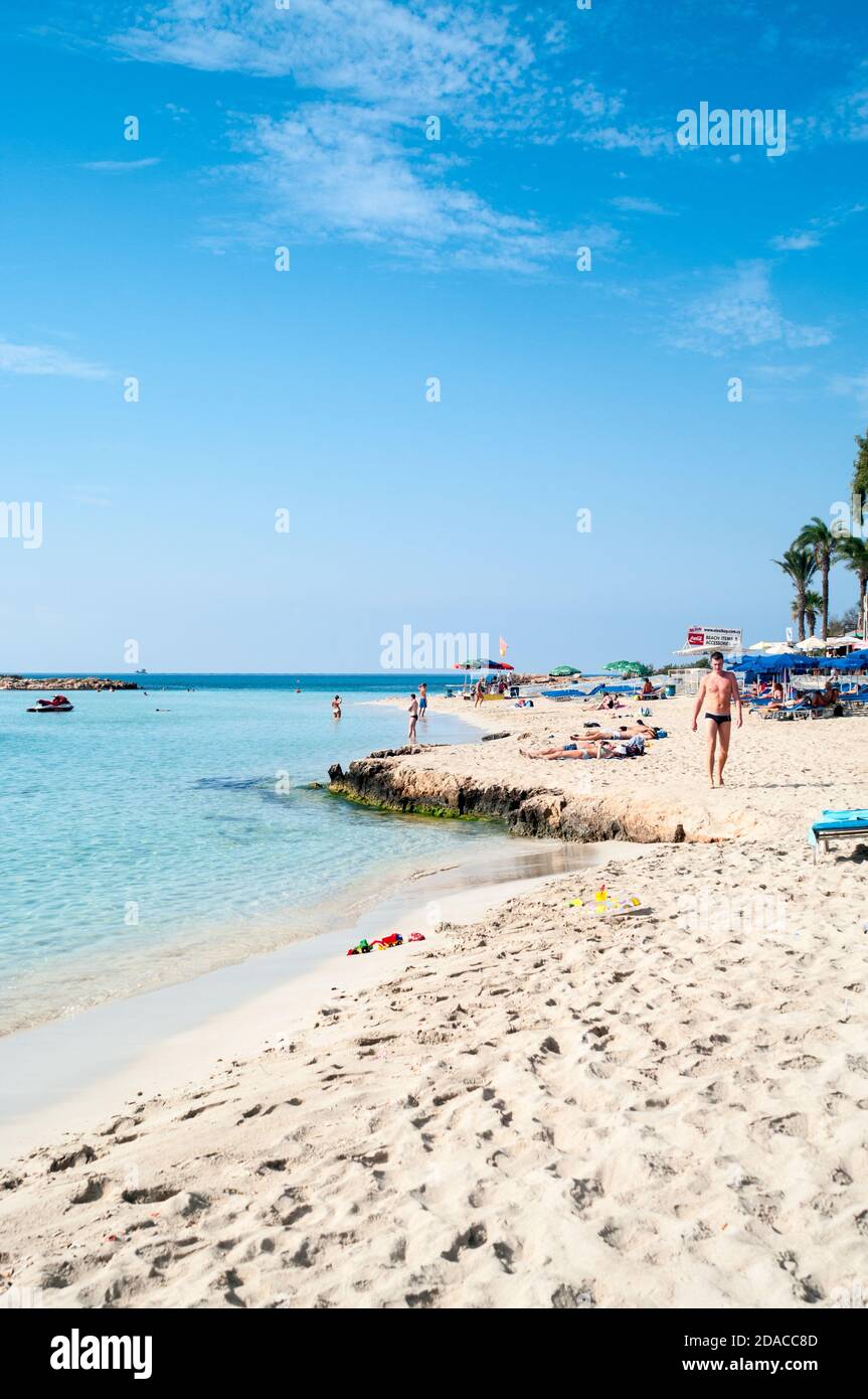 Ayia Napa, Chypre-vers sept, 2010: Sable blanc et eaux turquoise sont sur la plage de Nissi. C'est une plage de sable populaire dans la station balnéaire d'Ayia Napa. Banque D'Images