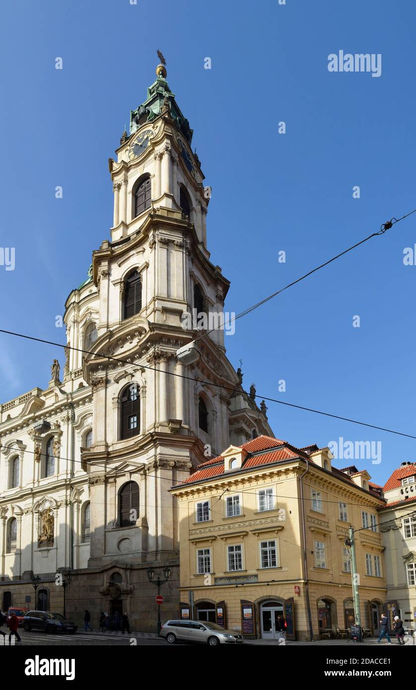 Vue vers la tour de l'église Saint-Nicolas depuis l'angle du pont (Mostecka) et des rues Karmelitska dans la ville de Lesser (Mala Strana) à Prague, en tchèque Banque D'Images