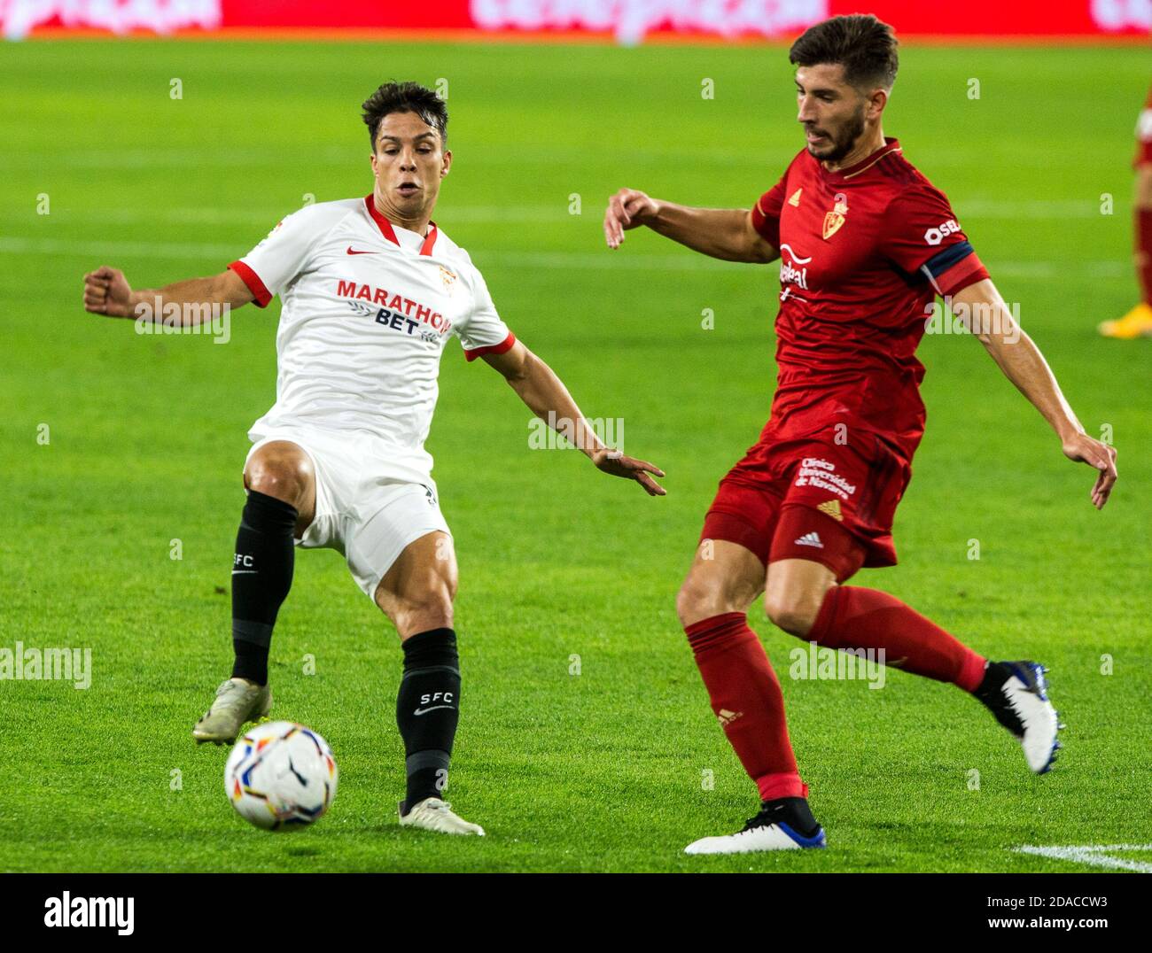 Oliver Torres de Séville et Jonathan 'Jony' Rodriguez Menendez de Osasuna pendant le championnat d'Espagne la Ligue de football match entre Sevilla FC P Banque D'Images