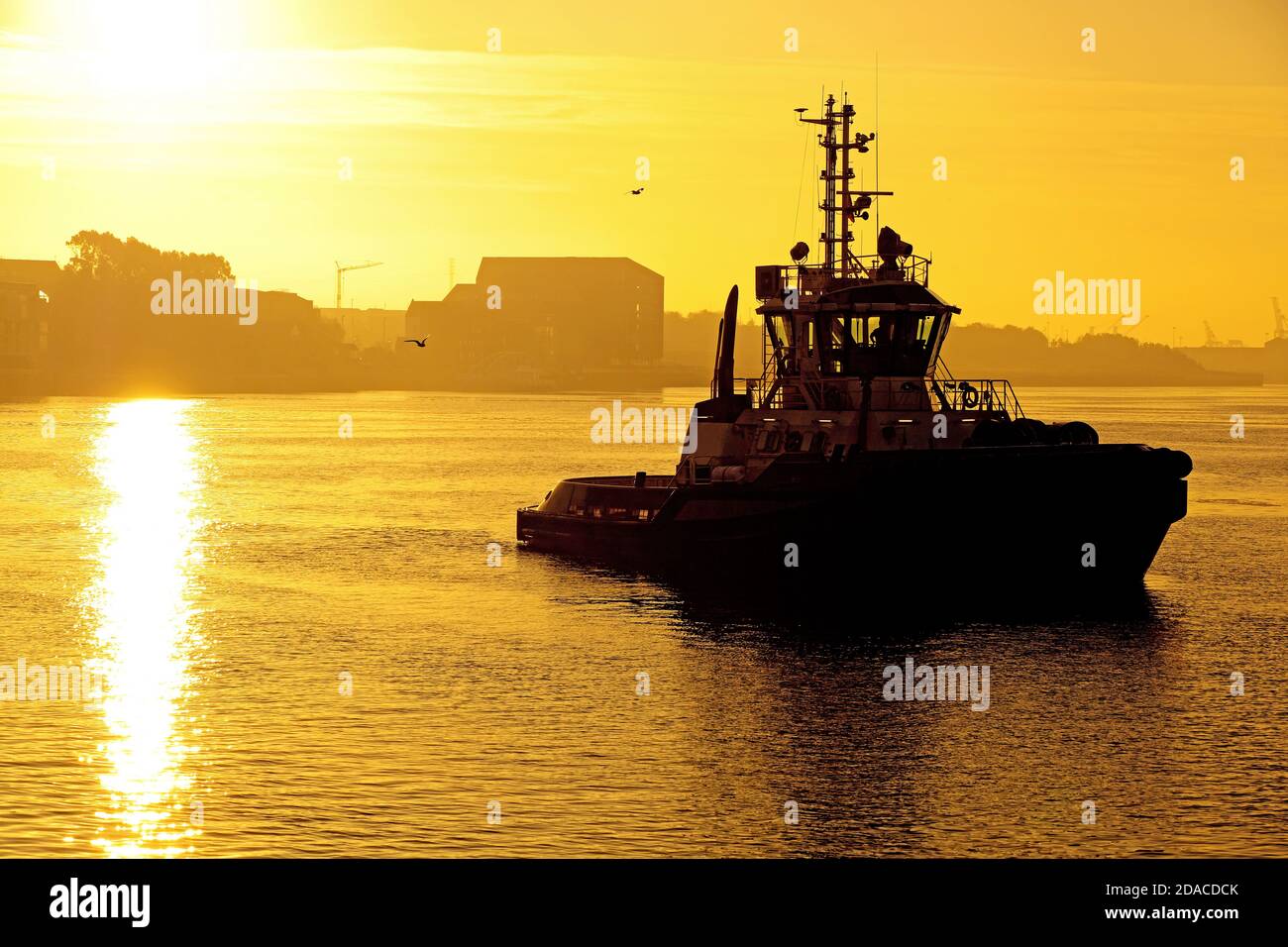 Rivière mer allant tirer sur la rivière Tyne au coucher du soleil avec des reflets dorés sur l'eau Banque D'Images