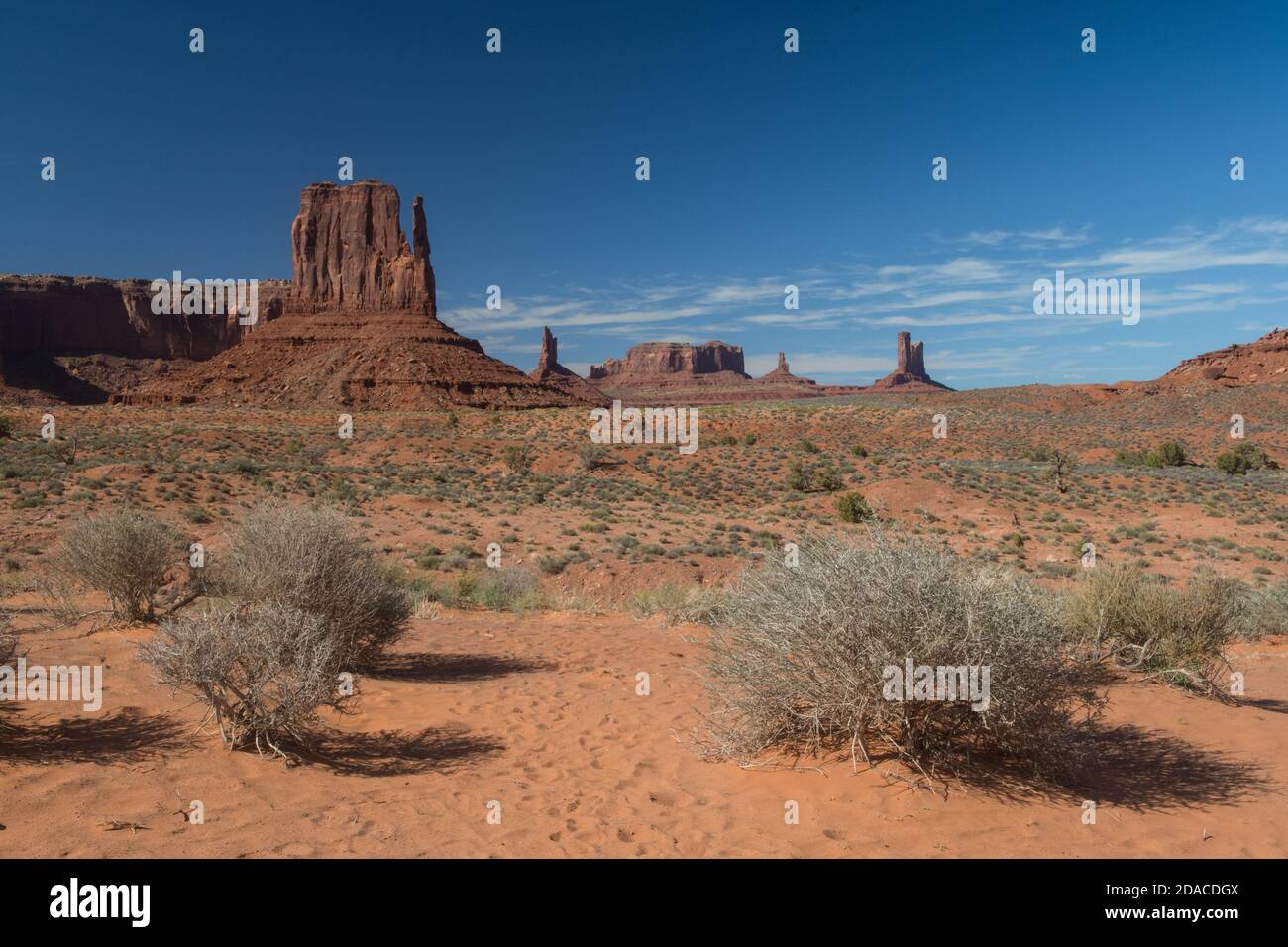 Paysage désertique dans le sud-ouest américain avec West Mitten, Monument Valley, Arizona, États-Unis Banque D'Images