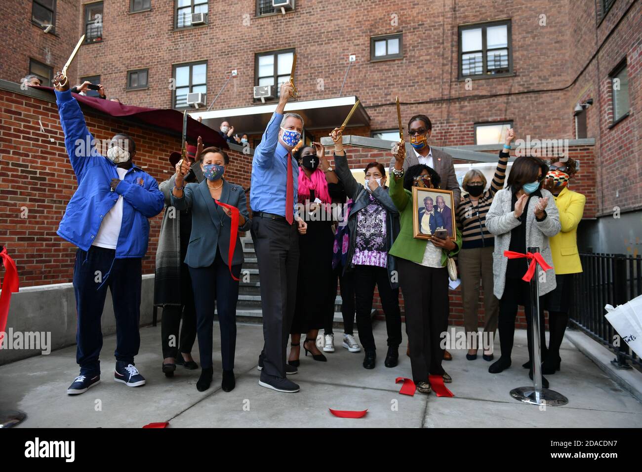 Le maire Bill de Blasio et Tracy Morgan ont coupé un ruban lors de l'ouverture du centre communautaire Marcy Houses le 6 novembre 2020 à Brooklyn, New York. Banque D'Images