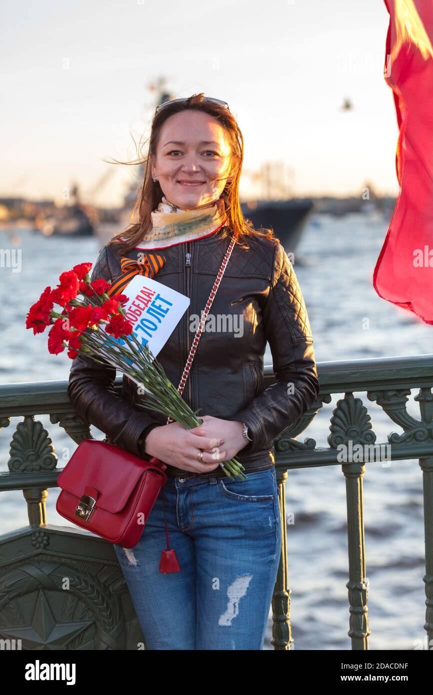 Portrait de la jeune femme russe aux œillets rouges, célébrant le 70 anniversaire de la victoire de la Seconde Guerre mondiale Saint-Pétersbourg, Rus Banque D'Images