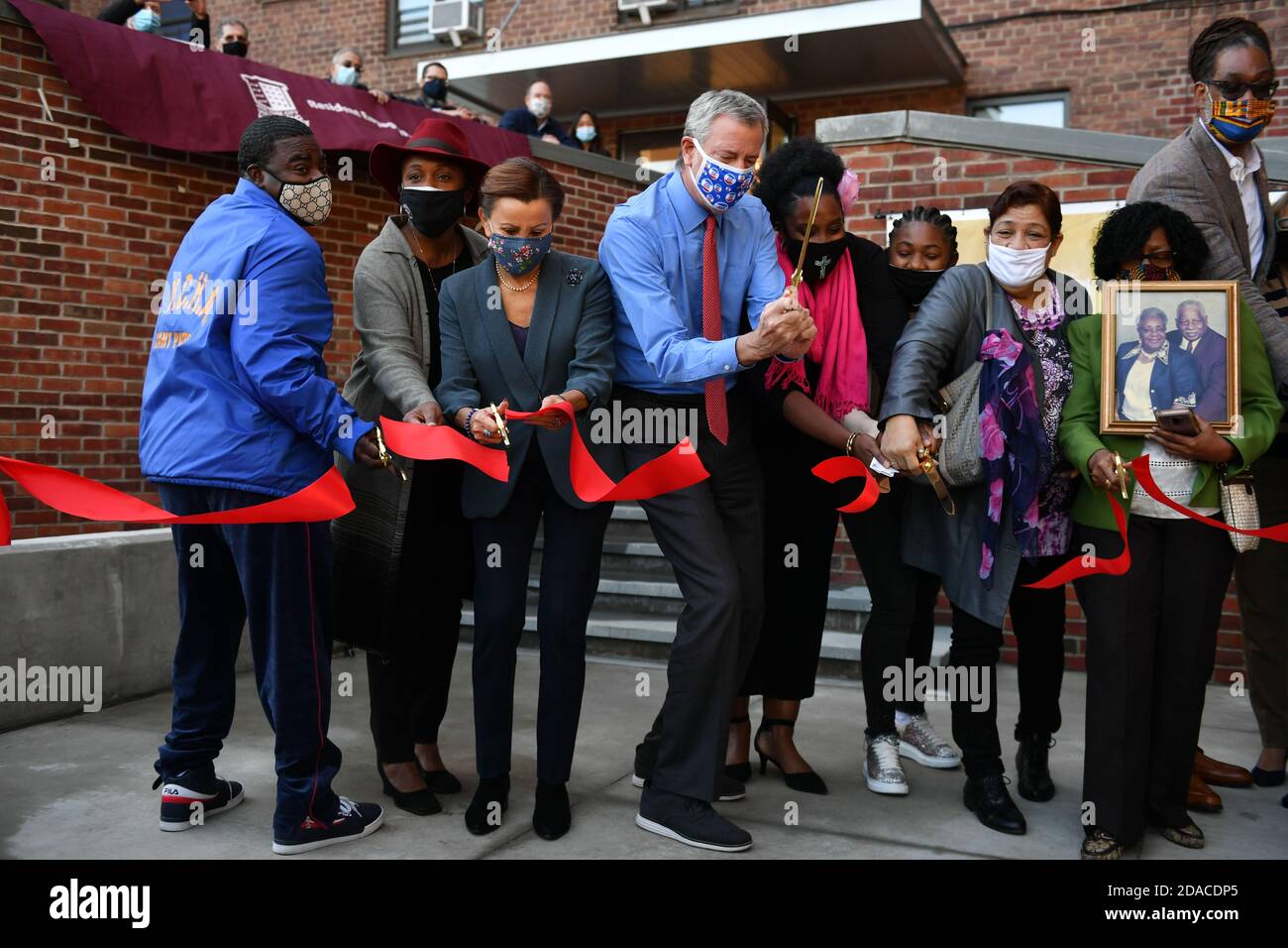 Le maire Bill de Blasio et Tracy Morgan ont coupé un ruban lors de l'ouverture du centre communautaire Marcy Houses le 6 novembre 2020 à Brooklyn, New York. Banque D'Images