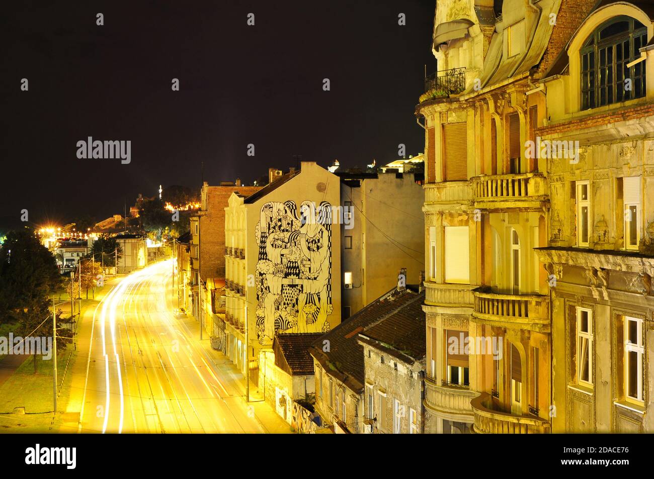 Vue de nuit d'une rue et de vieux bâtiments, rue Karadjordjeva, Belgrade, Serbie Banque D'Images