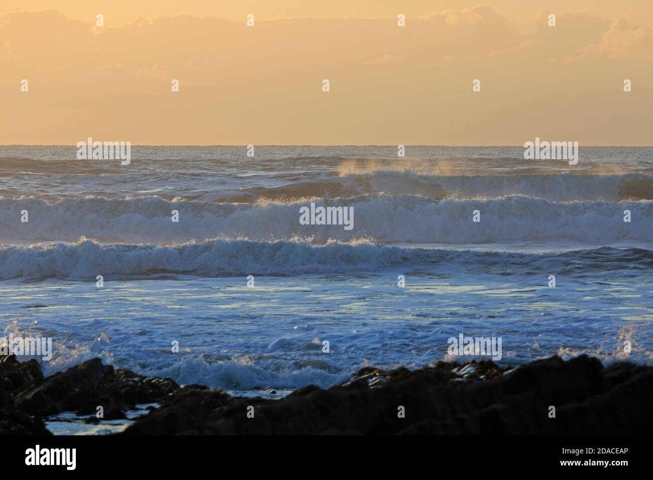 Coucher de soleil sur la mer à Sandimouth dans les Cornouailles Banque D'Images
