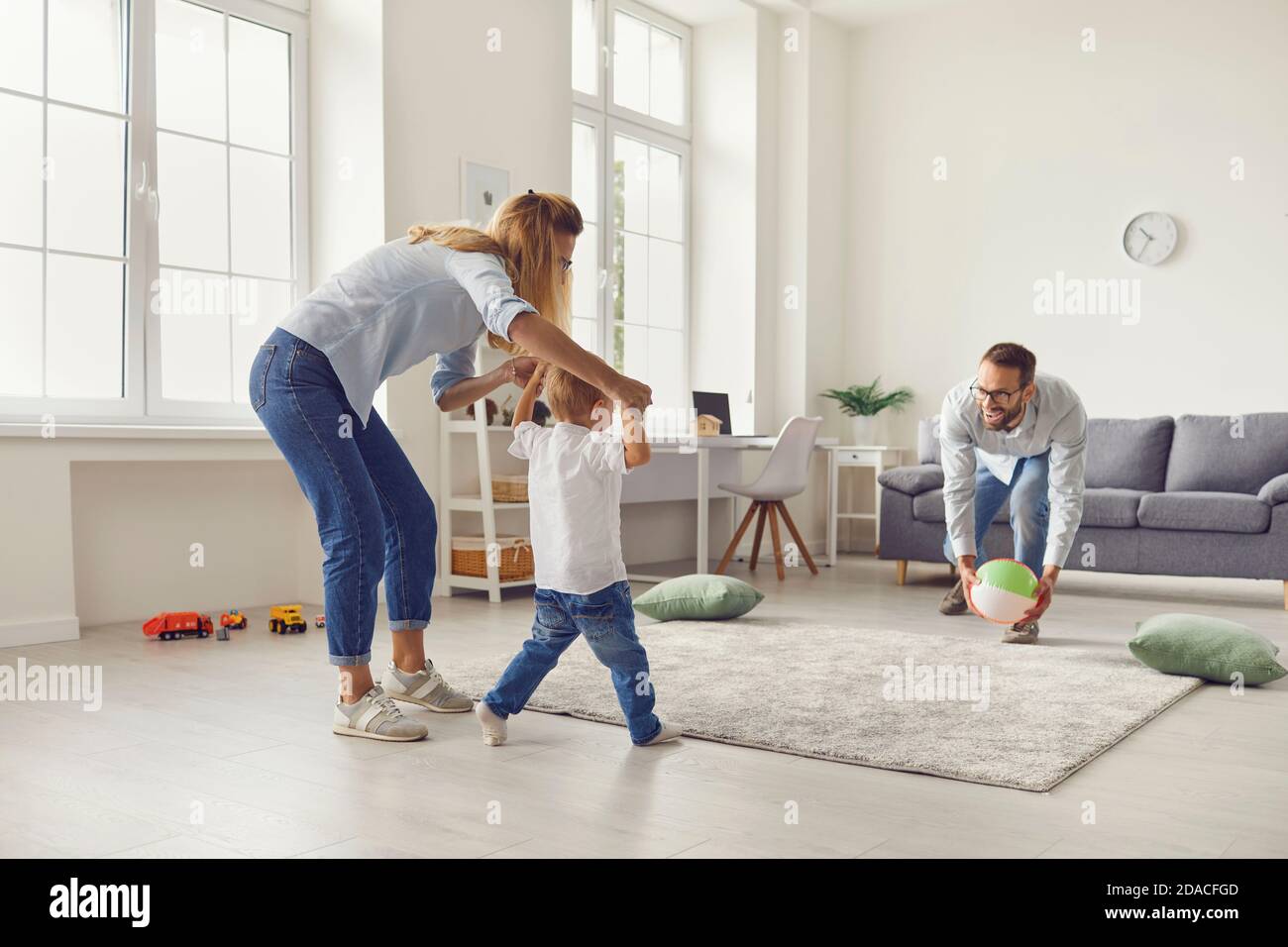 Bonne maman et papa avec un petit fils passant du temps à à la maison et jouer avec le ballon gonflable Banque D'Images