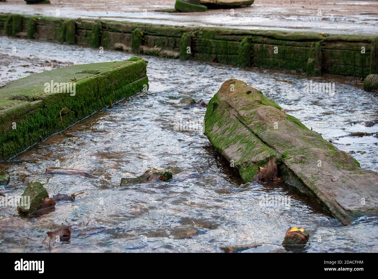 Sur le bord de la rivière Orwell à PIN Mill, Suffolk, Royaume-Uni Banque D'Images