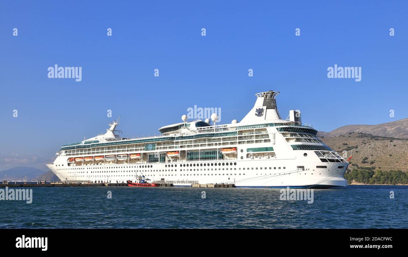 Navire de croisière Royal Caribbean, Rhapsody of the Seas, amarré à Argostoli, sur l'île grecque de Kefalonia. Le bateau de croisière est entré en service en 2000. Banque D'Images