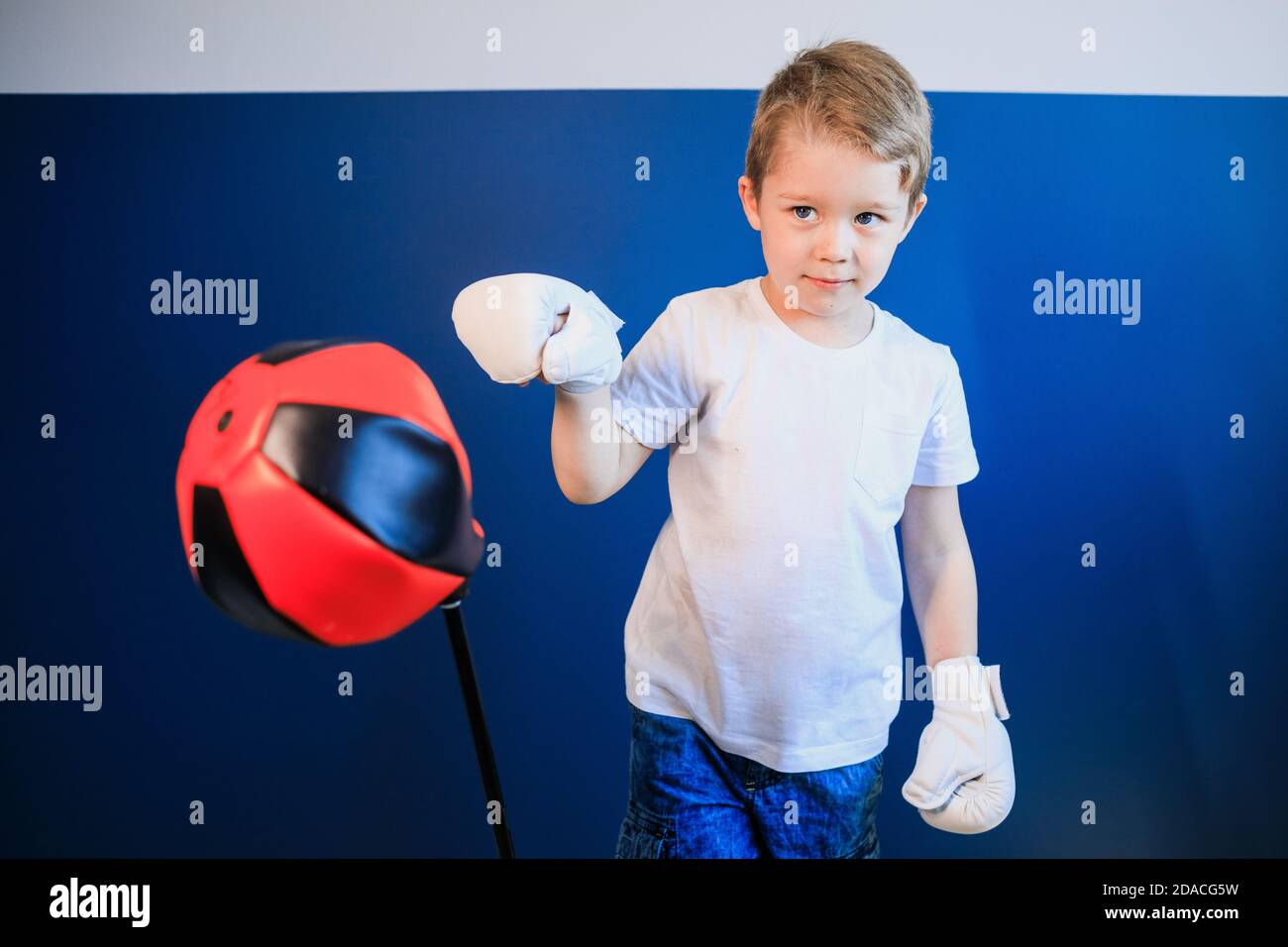 Boxe pour jeunes garçons à la maison pendant l'auto-isolement Banque D'Images