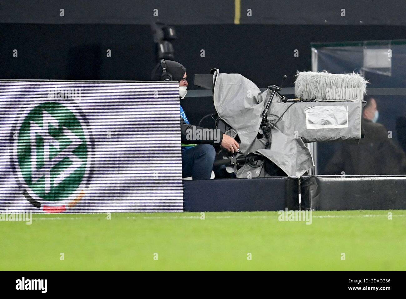 Leipzig, Allemagne. 11 novembre 2020. Football: Matchs internationaux, Allemagne - République tchèque dans le Red Bull Arena. Un caméraman de télévision filme le terrain. NOTE IMPORTANTE: Conformément aux règlements de la DFL Deutsche Fußball Liga et de la DFB Deutscher Fußball-Bund, il est interdit d'utiliser ou d'avoir utilisé dans le stade et/ou à partir du jeu pris des photos sous forme de séquences et/ou de séries de photos de type vidéo. Credit: Robert Michael/dpa-Zentralbild/dpa/Alay Live News Banque D'Images