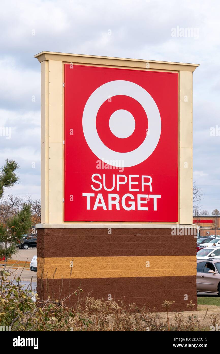 MINNEAPOLIS, MN/États-Unis - 31 OCTOBRE 2020 : vue extérieure d'une affiche de magasin de détail Super Target. Target Corporation est une société de vente au détail américaine. Banque D'Images