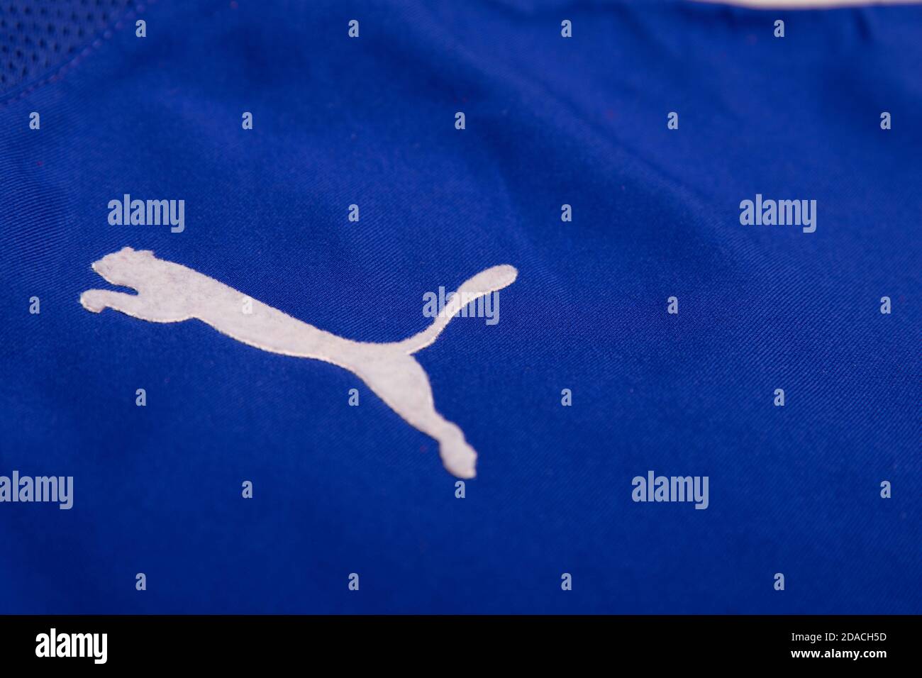 Logo Puma blanc sur une chemise de sport bleue Photo Stock - Alamy