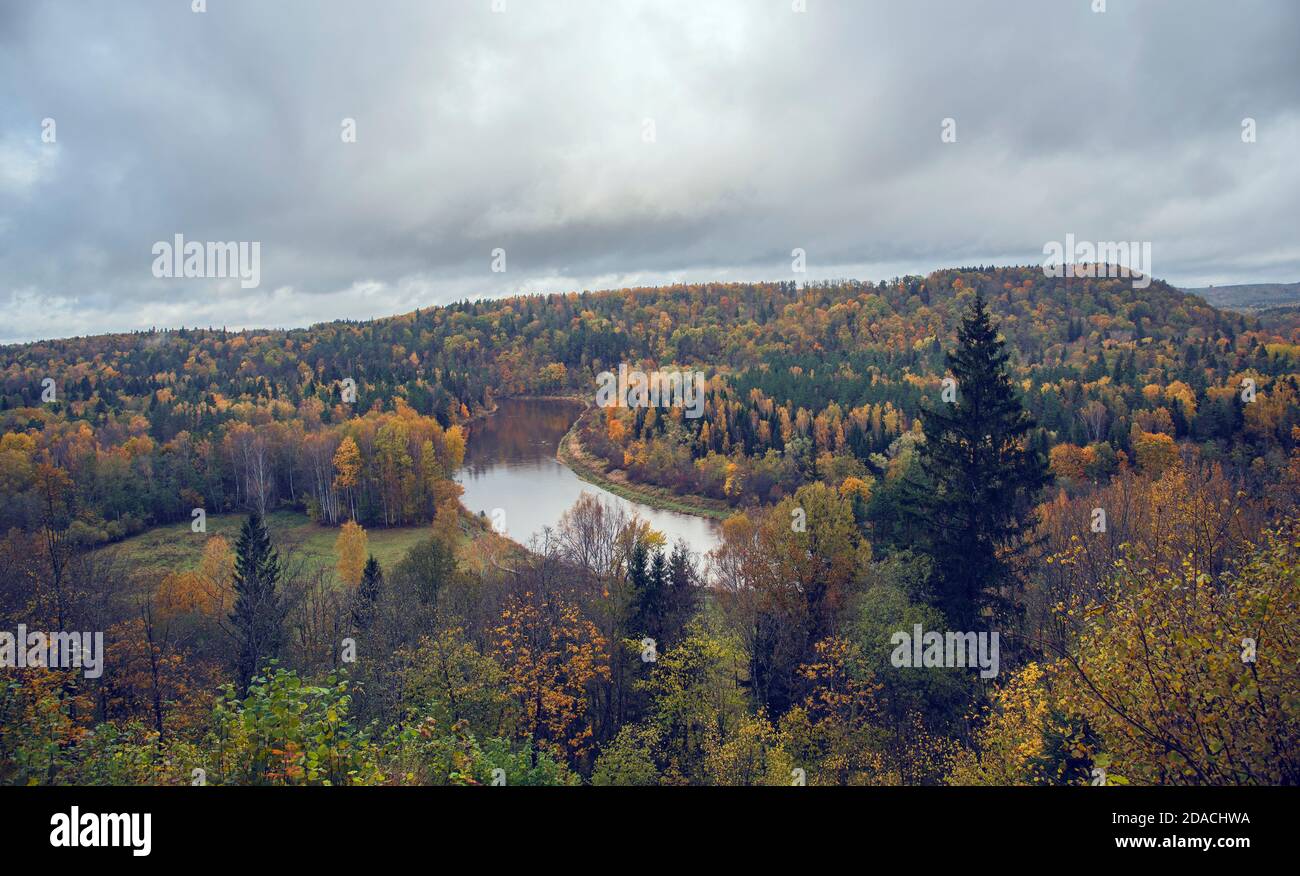 Vue sur le paysage de la rivière Gauja à Sugulda, Lettonie pendant l'automne doré Banque D'Images
