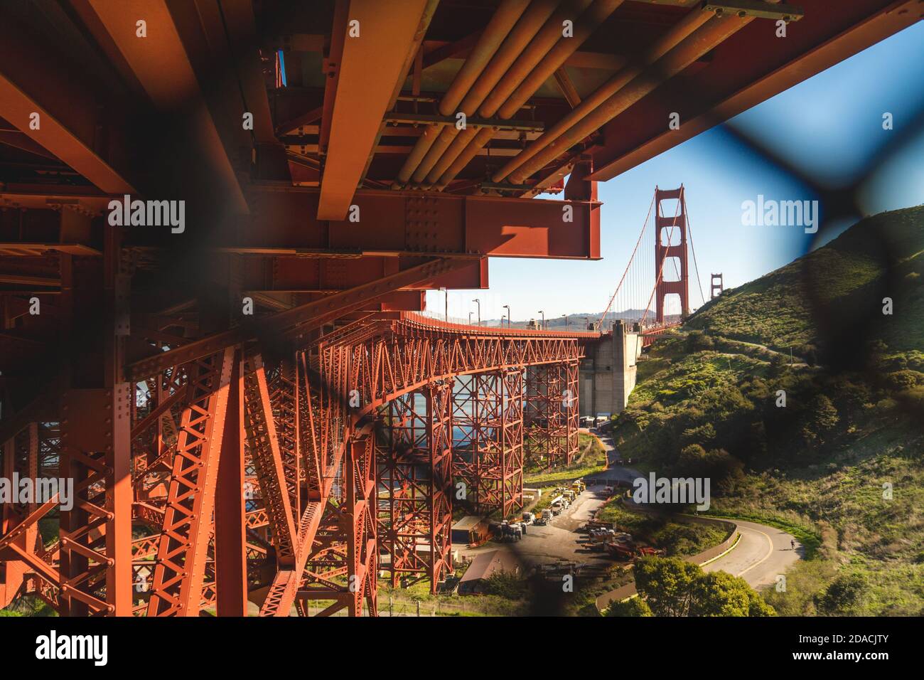 Vue unique et originale du célèbre Golden Gate Bridge de San Francisco, Californie, États-Unis à la lumière du jour Banque D'Images