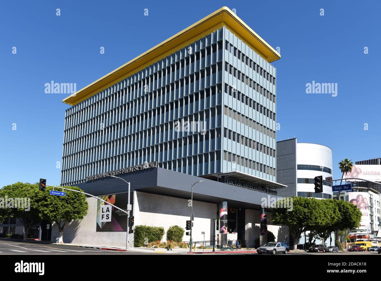 HOLLYWOOD, CALIFORNIE - 10 NOV 2020: Le bâtiment Los Angels FILM Shcool, offrant des diplômes de majors liés à l'industrie du divertissement. Banque D'Images