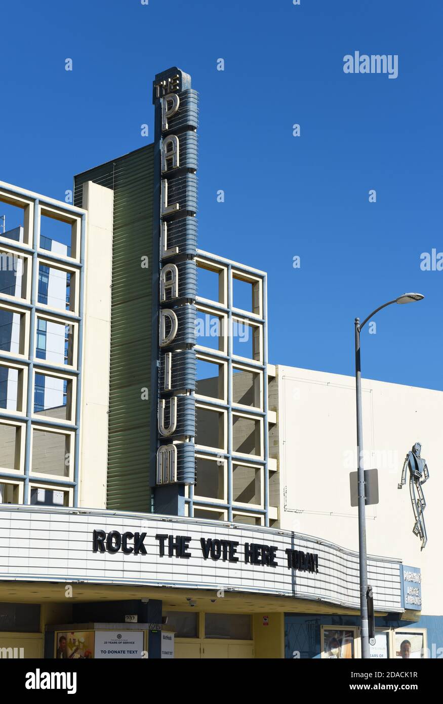 HOLLYWOOD, CALIFORNIE - 10 NOVEMBRE 2020 : gros plan du Marquee et panneau au Hollywood Palladium, un théâtre construit dans le Streamline moderne, Art déco Banque D'Images