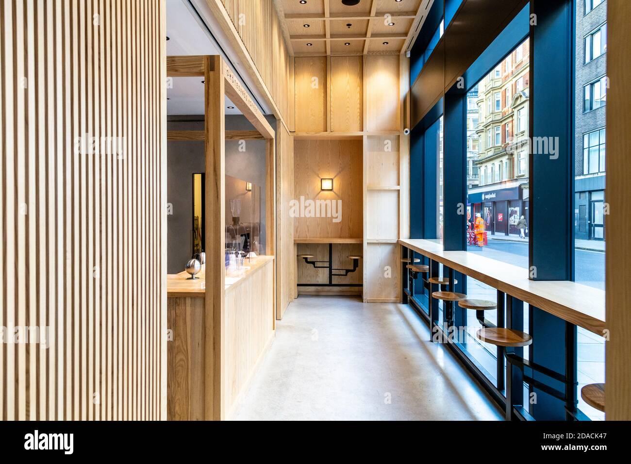 Intérieur du café japonais Omotesando Koffee, Tottenham court Road, Londres, Royaume-Uni Banque D'Images