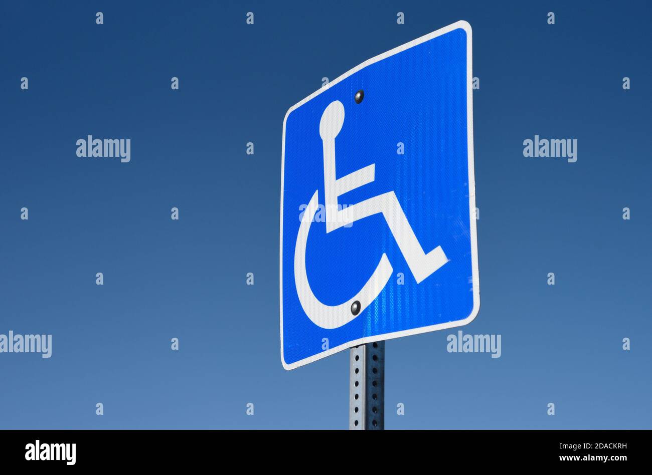 Une place de stationnement réservée aux personnes handicapées à Santa Fe, Nouveau-Mexique. Banque D'Images