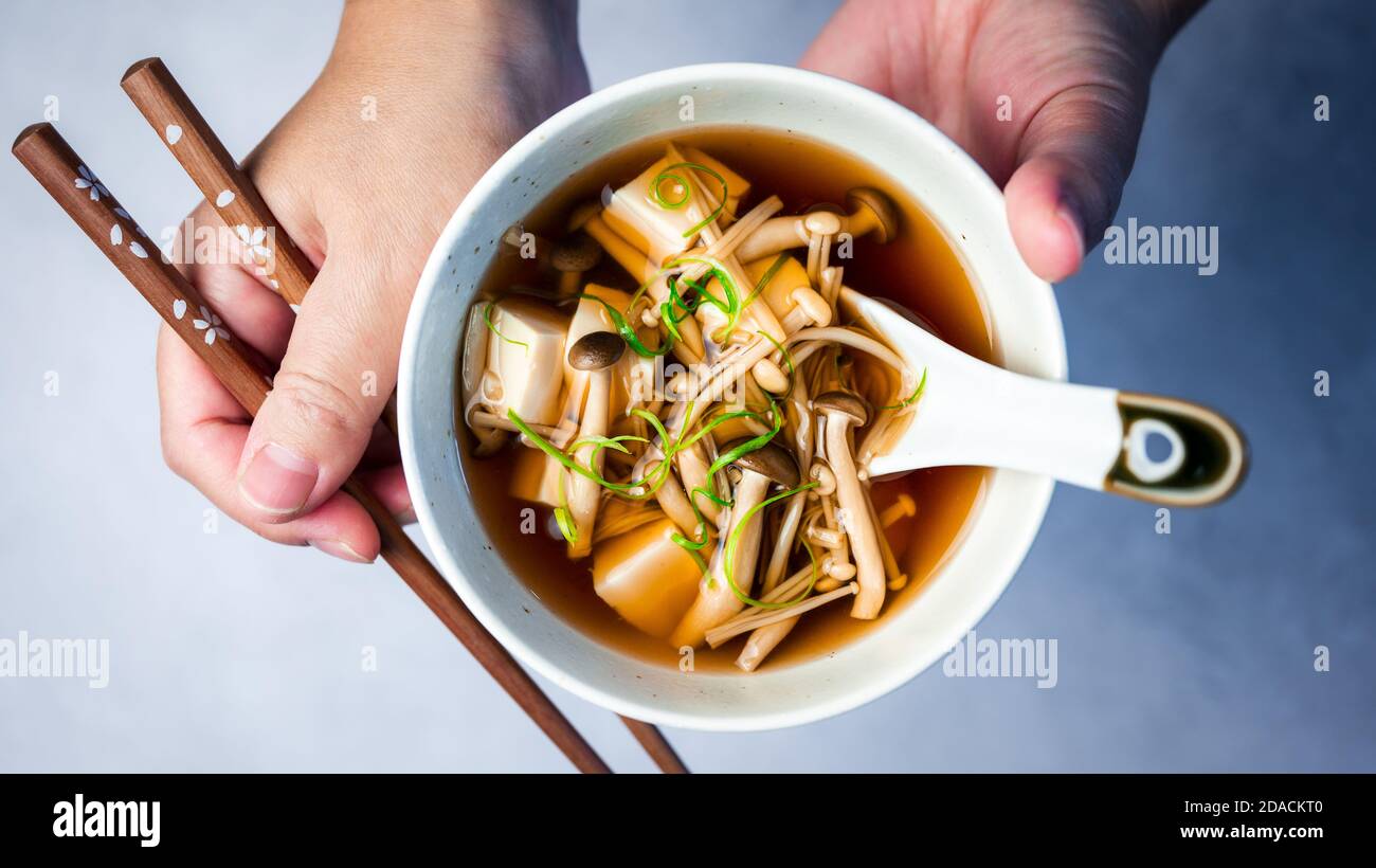 Soupe de champignons japonais dans un bol Banque D'Images