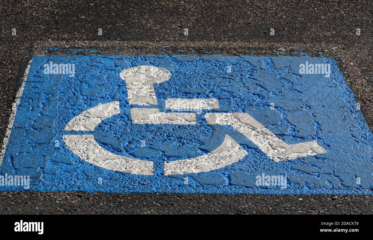 Une place de stationnement réservée aux personnes handicapées à Santa Fe, Nouveau-Mexique. Banque D'Images