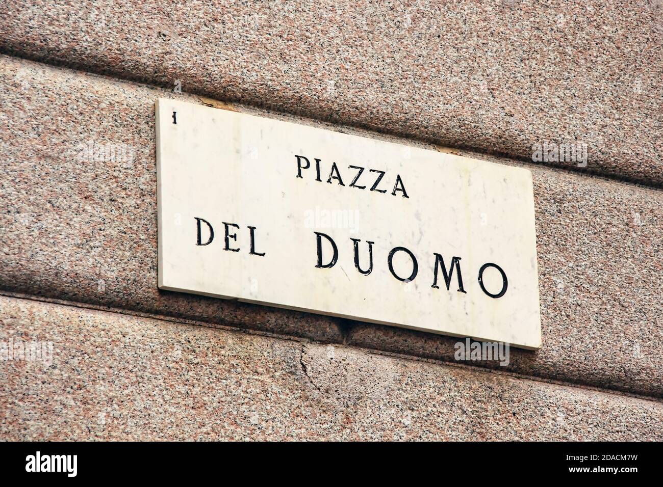 Signalisation en marbre sur la place italienne de renommée mondiale Piazza del Duomo. Milan, Italie Banque D'Images