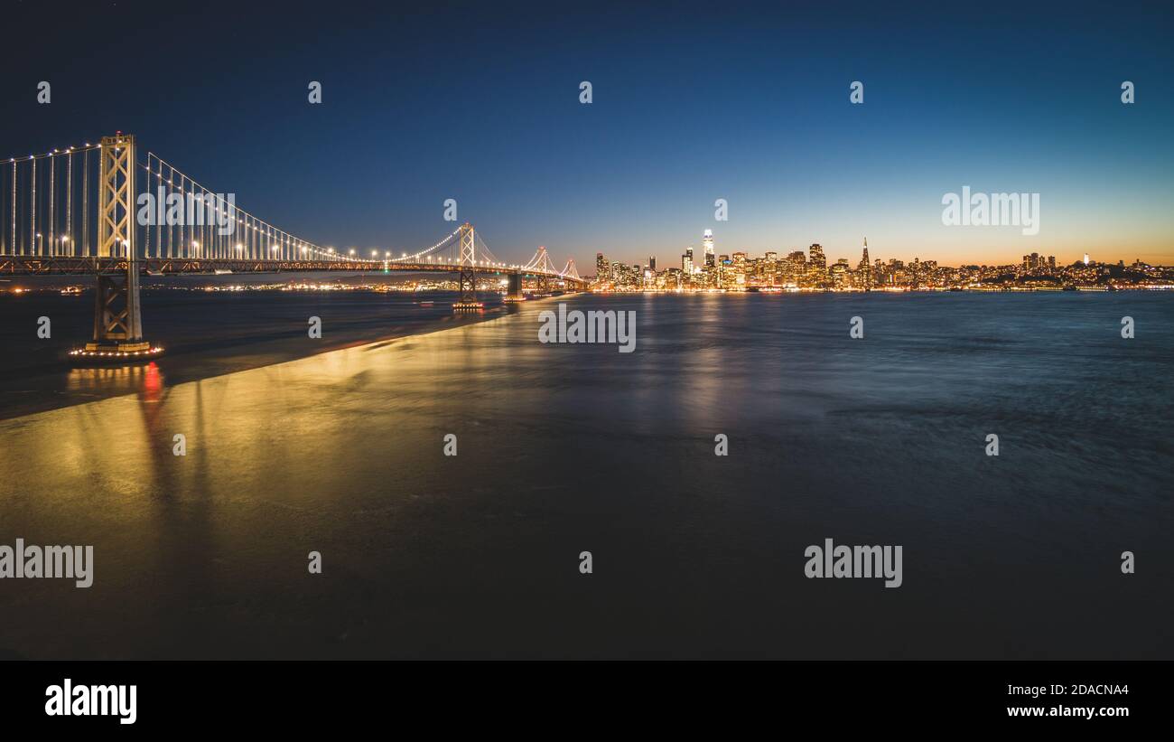 Vue panoramique magnifique et panoramique sur le pont de la baie d'Oakland et la ville de San Francisco dans la soirée, Californie, États-Unis Banque D'Images