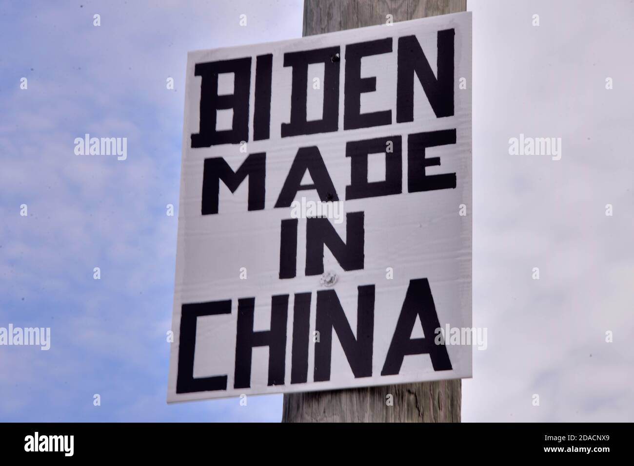 Melbourne Beach. Comté de Brevard, Floride, États-Unis. 11 novembre 2020. Des panneaux de campagne politique illégale sont attachés aux poteaux de transmission de la puissance et de la lumière de la Floride le long de la route de l'État A1A. Comme les signes sont balayés par le vent avant, pendant et après les élections, ils sont remplacés par des paroles de nouvelles. Il est illégal en Floride de fixer des panneaux aux poteaux de services publics. Crédit : Julian Leek/Alay Live News Banque D'Images