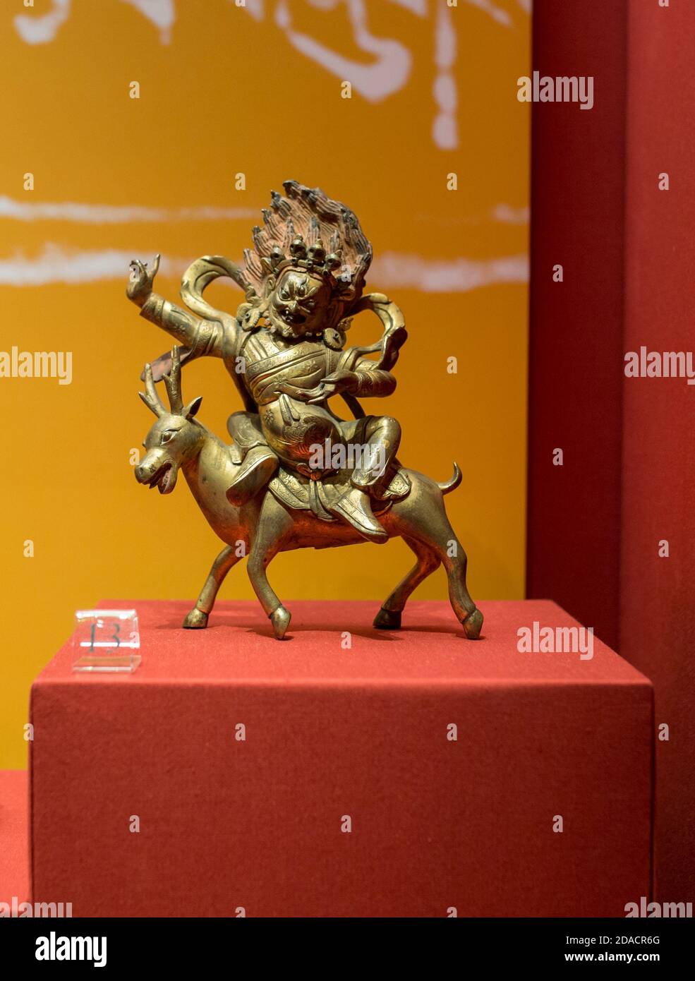 La divinité du protecteur bouddhiste Mahakala à cheval sur un cerf. Figurine du XIXe siècle. Chester Beatty Library, Dublin, Irlande Banque D'Images