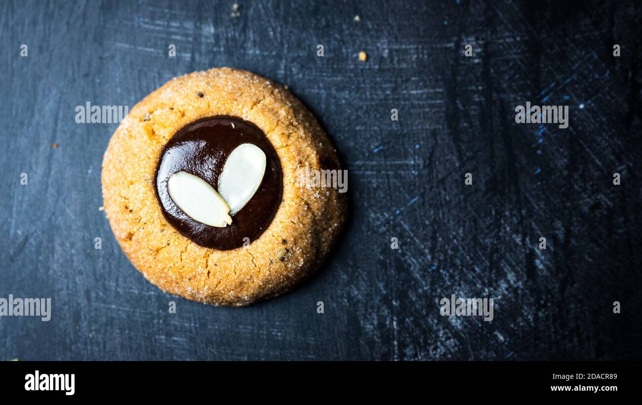 Biscuit aux amandes avec coeur au chocolat Banque D'Images