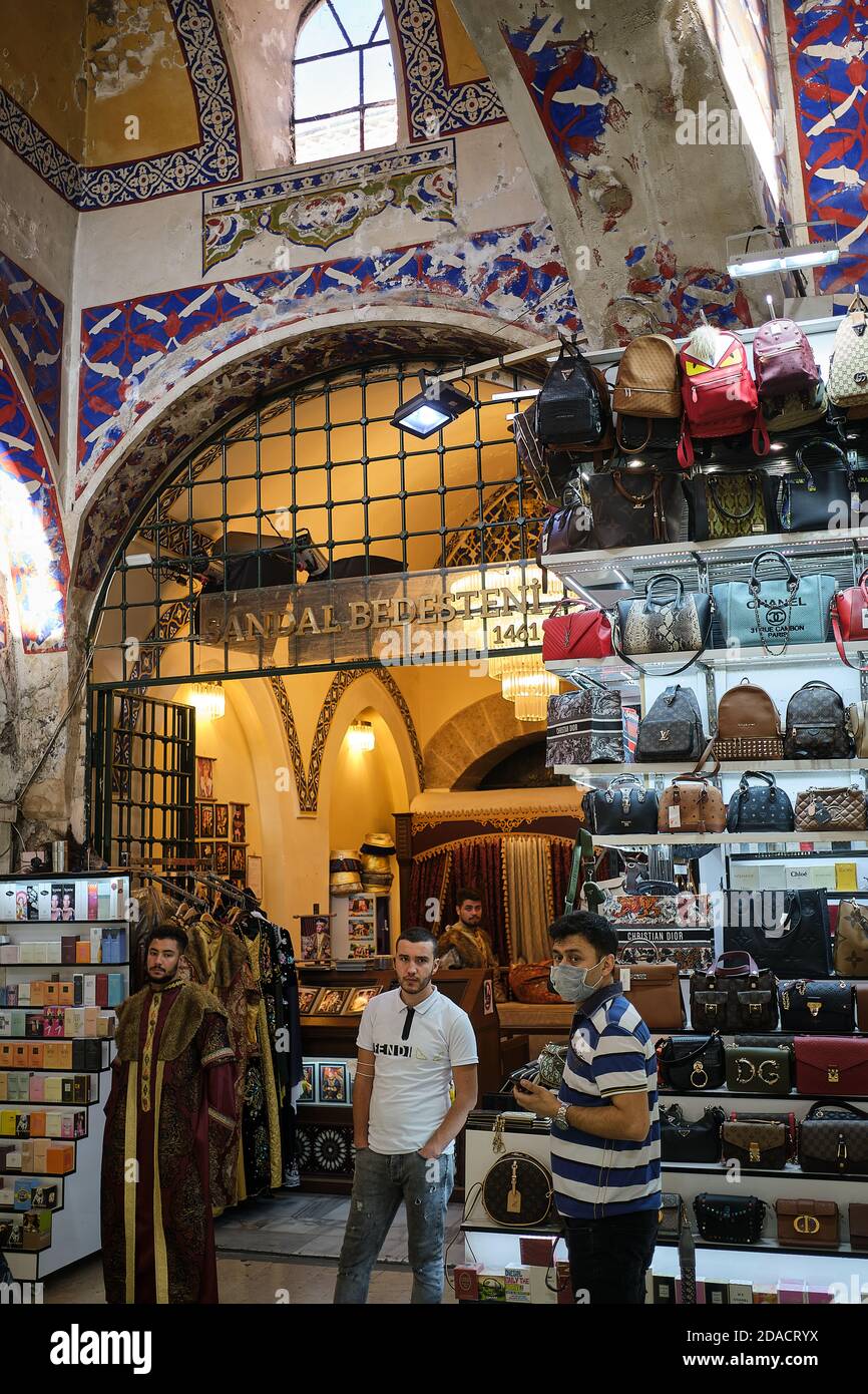 Les travailleurs du magasin se tenant à l'extérieur d'une boutique de souvenirs de parfums et de sacs à main turcs dans le Grand Bazar, Istanbul, Turquie Banque D'Images
