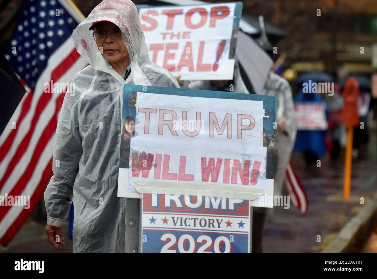 Un manifestant tient un écriteau pendant la manifestation.UN groupe d'environ 25 personnes en faveur de Donald Trump a défilé sur la place publique en criant « Stop the vol » et en demandant un recomptage des voix en Pennsylvanie. Banque D'Images