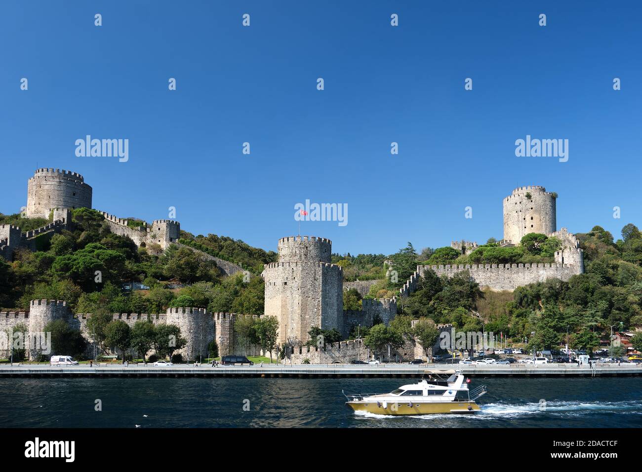 Vue sur une forteresse allant du front de mer au sommet de la colline du côté européen d'Istanbul depuis un bateau de croisière sur le Bosphore, Istanbul, Tu Banque D'Images