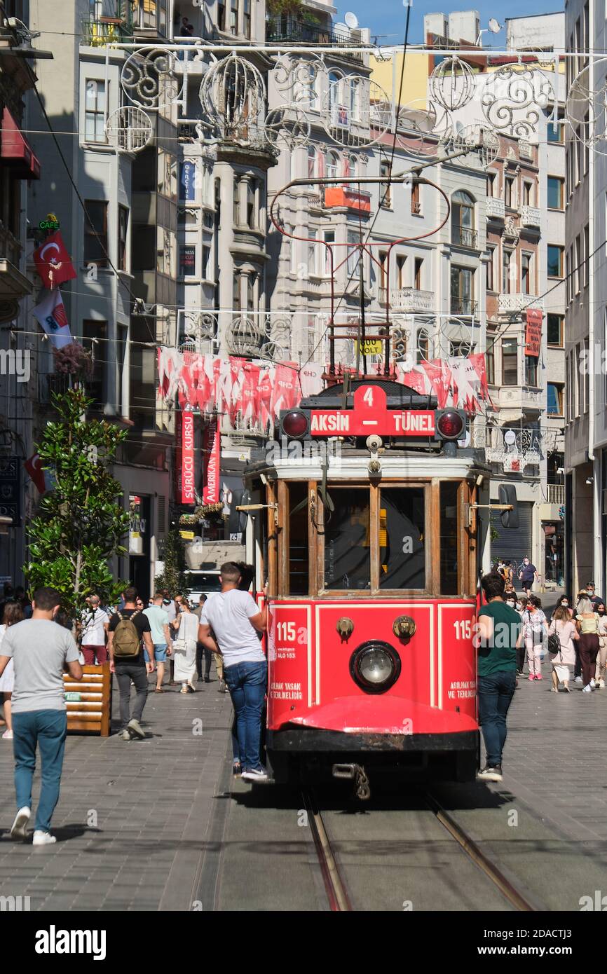 Des gens qui traînaient sur les côtés d'un tramway du patrimoine turc traversent İstiklal Caddesi, Istanbul, Turquie Banque D'Images