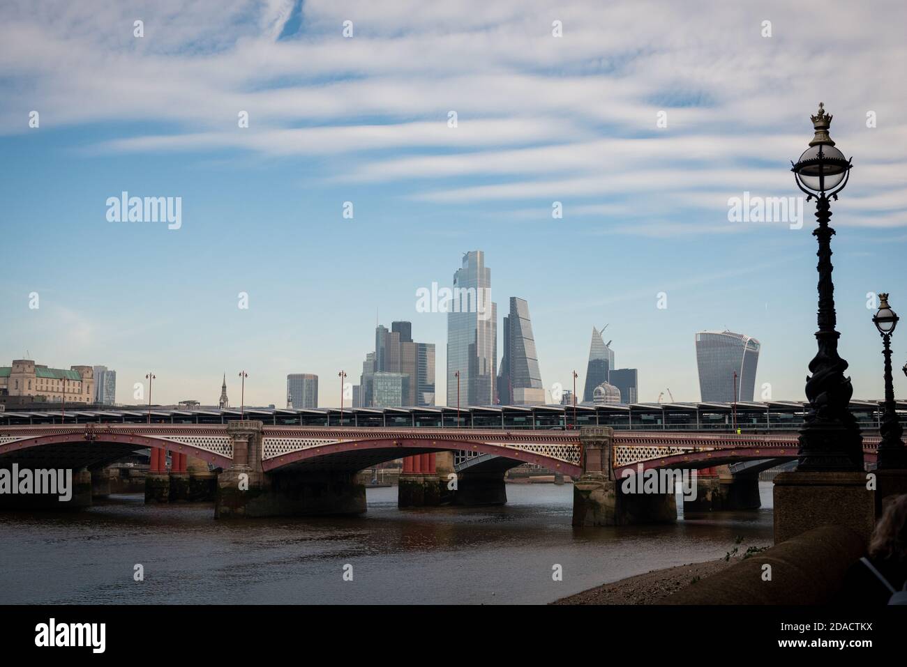 La ligne aérienne de Londres survole le pont Thames Blackfriars Banque D'Images