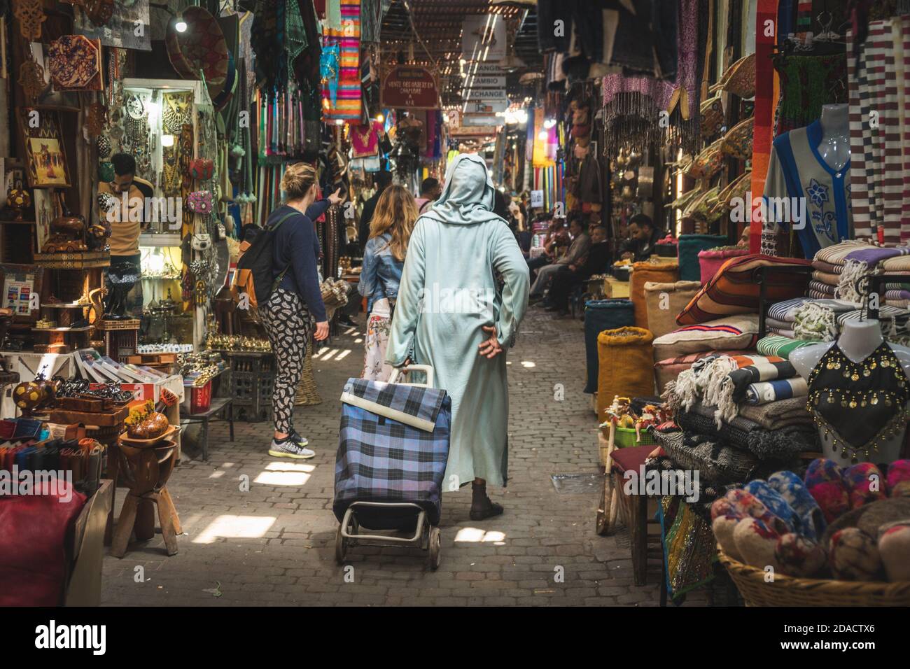 Marrakech, Maroc - AVRIL 26 2019 : femme citoyenne vêtue de vêtements arabes marchant dans une rue bondée de Medina Banque D'Images