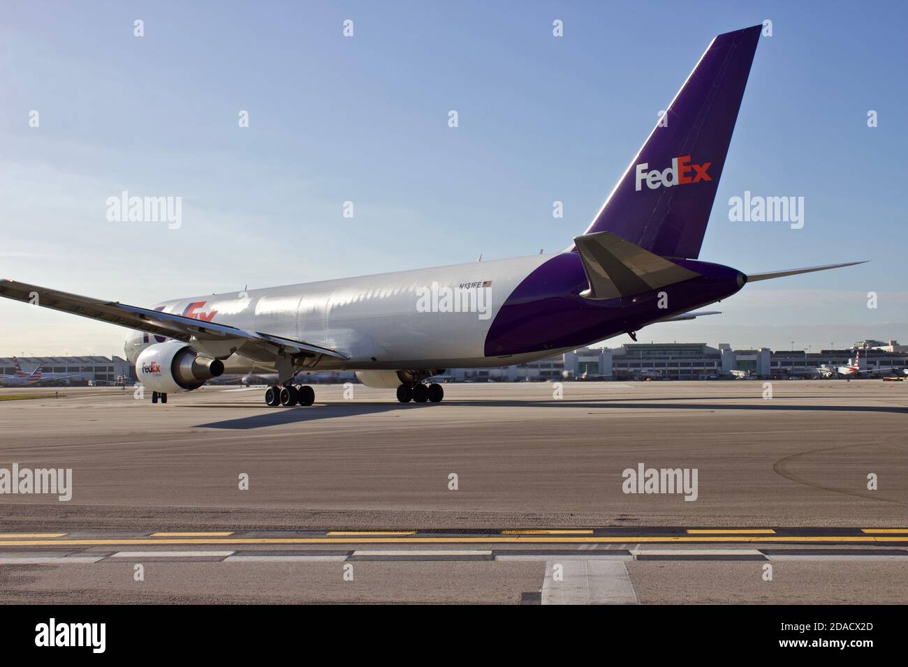 1/25/2020 Miami FL-FedEx cargo sur taxi à l'aéroport international de Miami. Banque D'Images