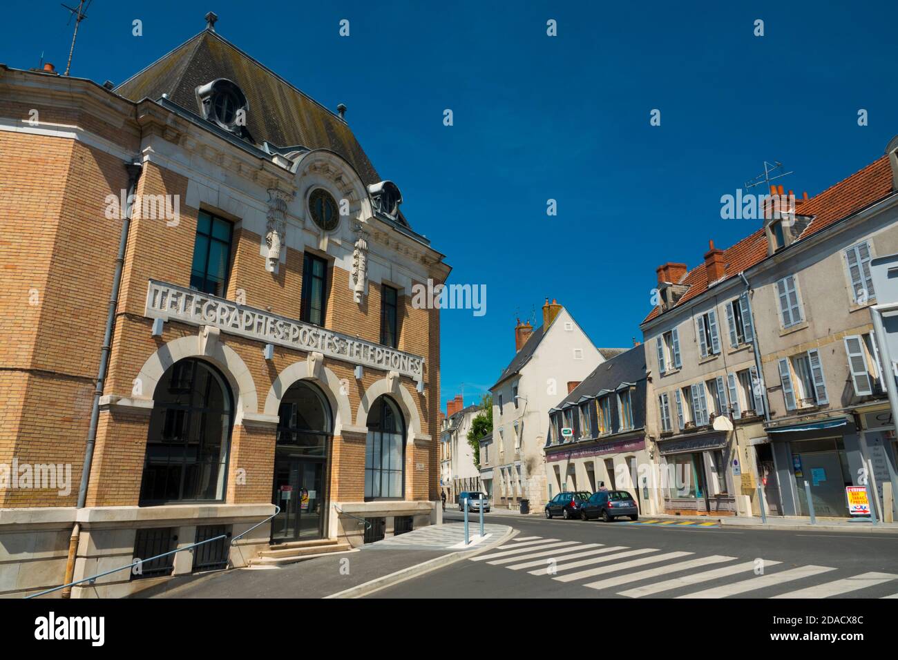 France, cher(18), Vierzon, rue Armand Brunet, ancien bâtiment de télégraphes, postes et services téléphoniques, transformé maintenant en musée de céramique Banque D'Images