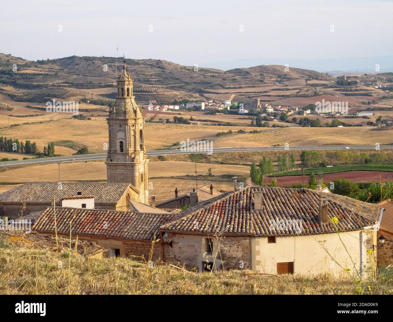 Vue sur les environs depuis le village - Villamayor de Monjardin, Navarre, Espagne Banque D'Images