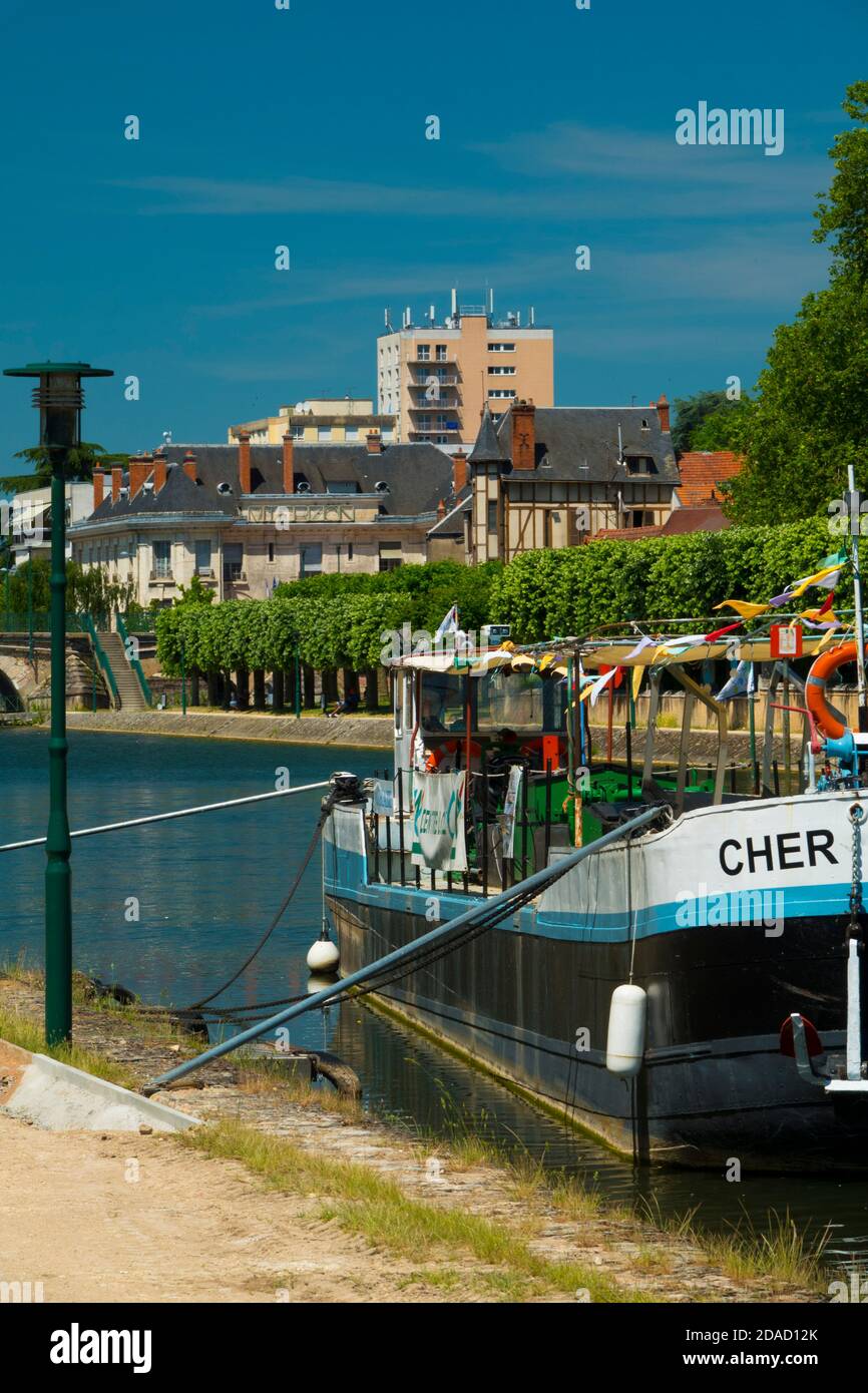 France, cher (18), Vierzon, Canal du Berry, barge 'le cher' construite en 1940 pour transporter 83m3 de combustible et restaurée par l'association Arecabe qui a obtenu Banque D'Images