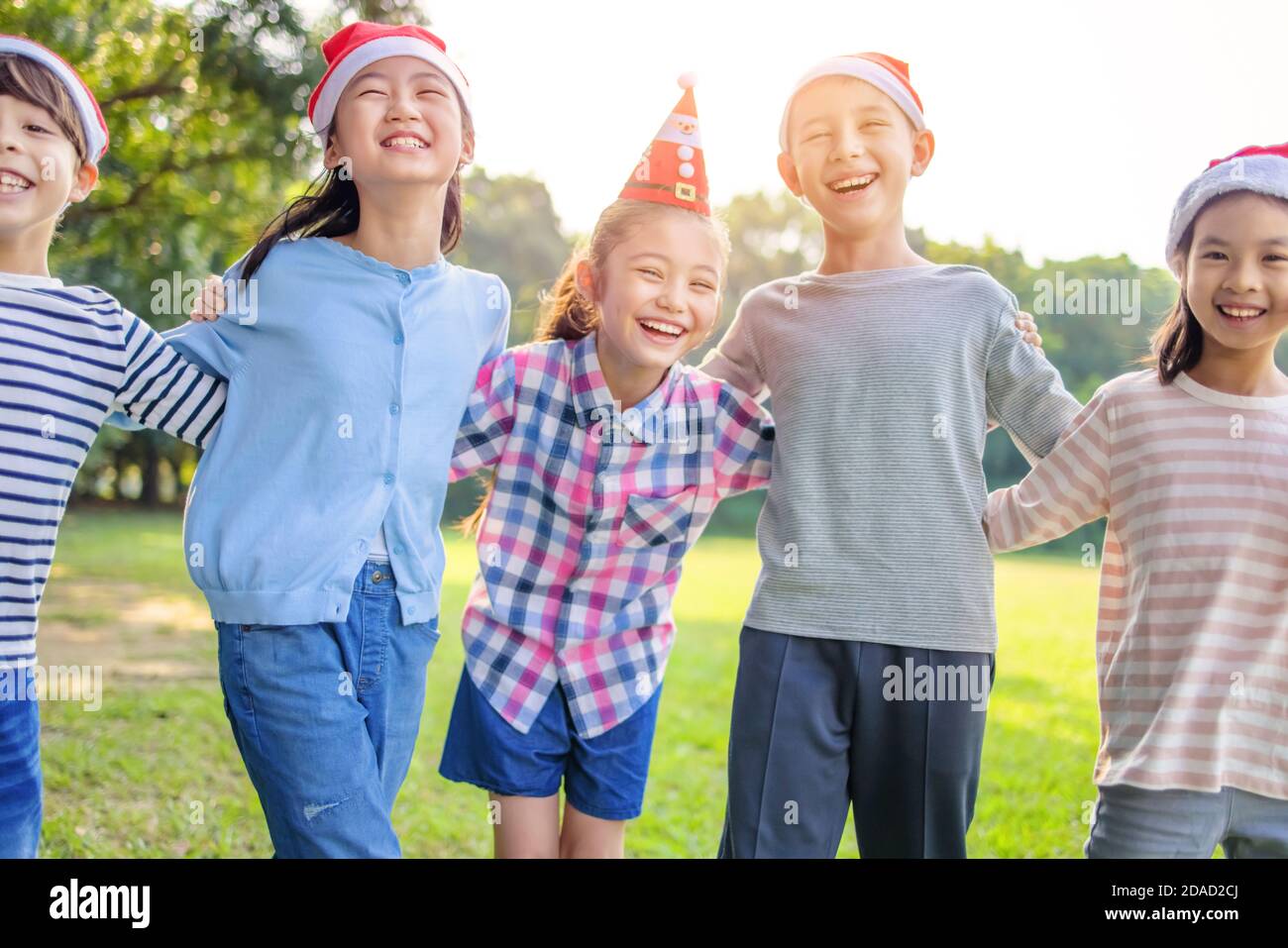 Groupe d'enfants heureux s'amuser à la fête de noël Banque D'Images