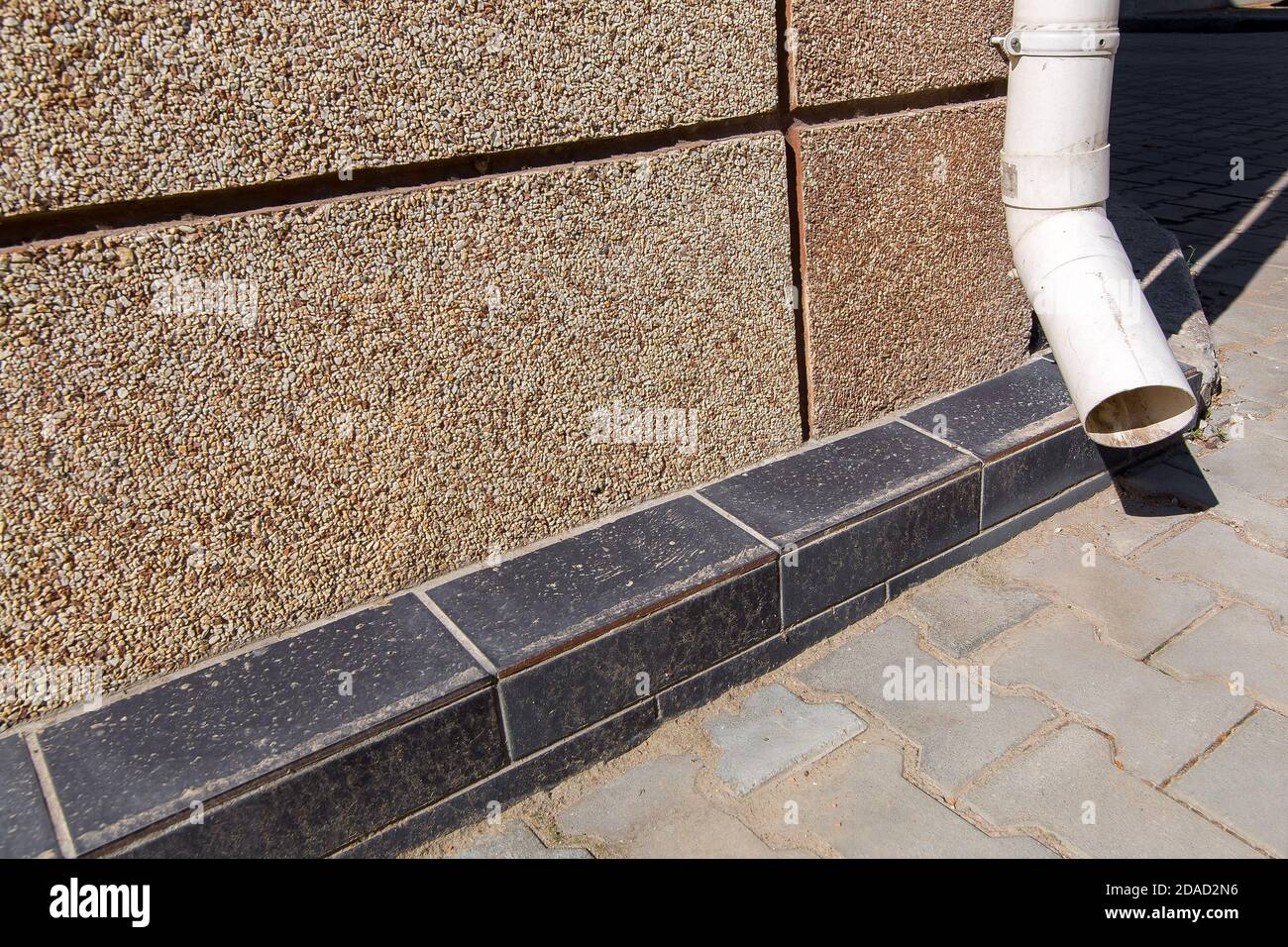 Mur de pierre avec tuyau de drainage Banque de photographies et d — free download